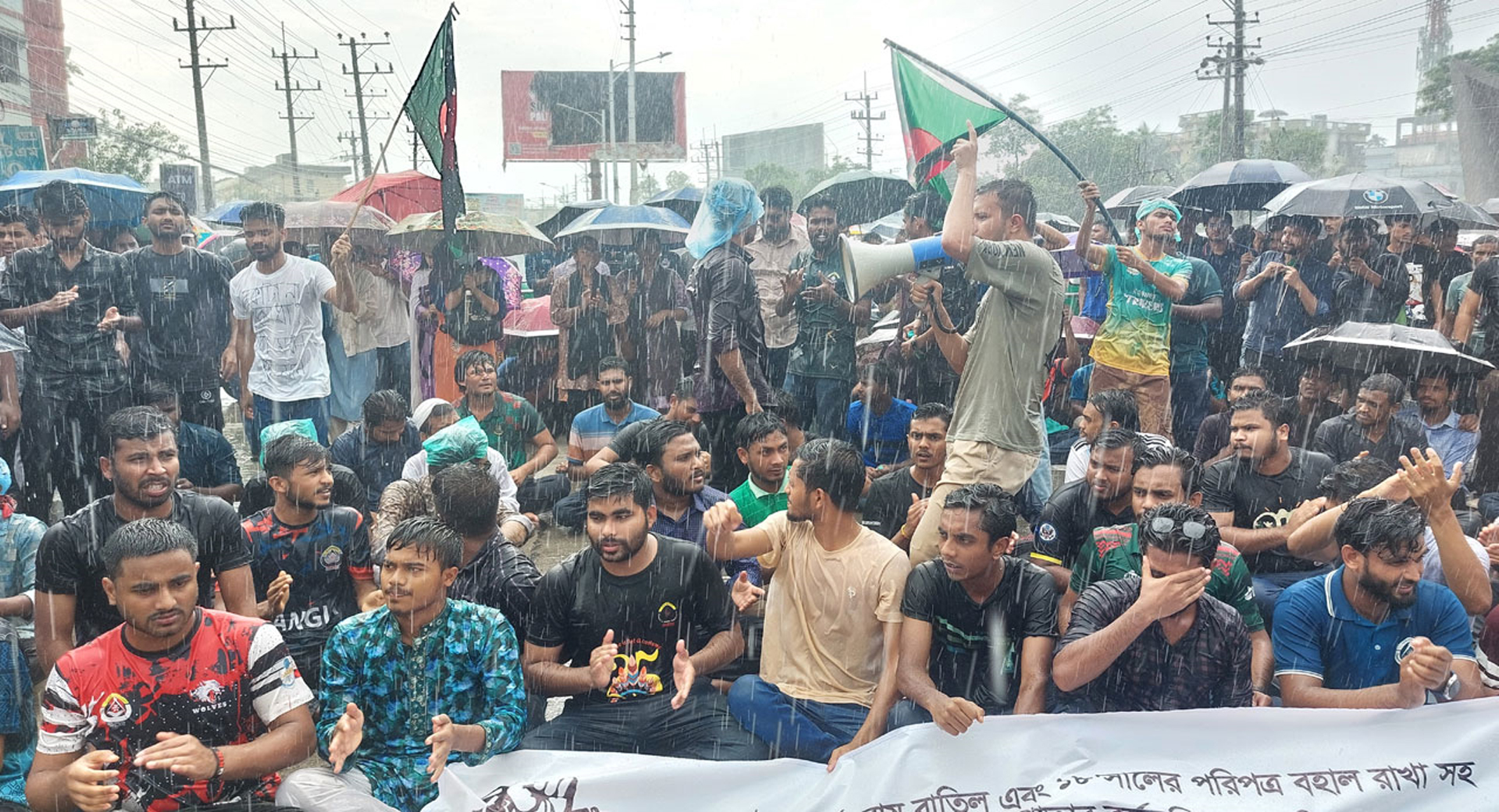 দ্বিতীয় দিনের মতো শাবি শিক্ষার্থীদের সড়ক অবরোধ